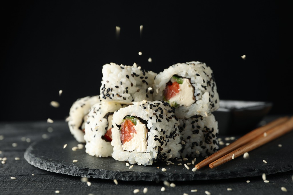 Sesame-coated uramaki rolls